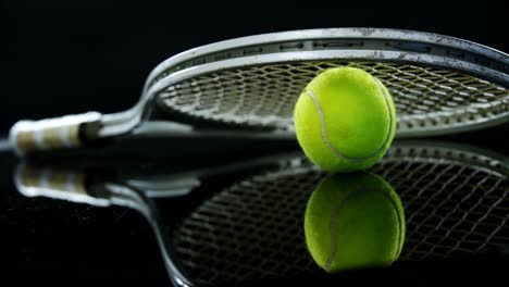 Tennisball-Und-Schläger-Im-Studio-4k