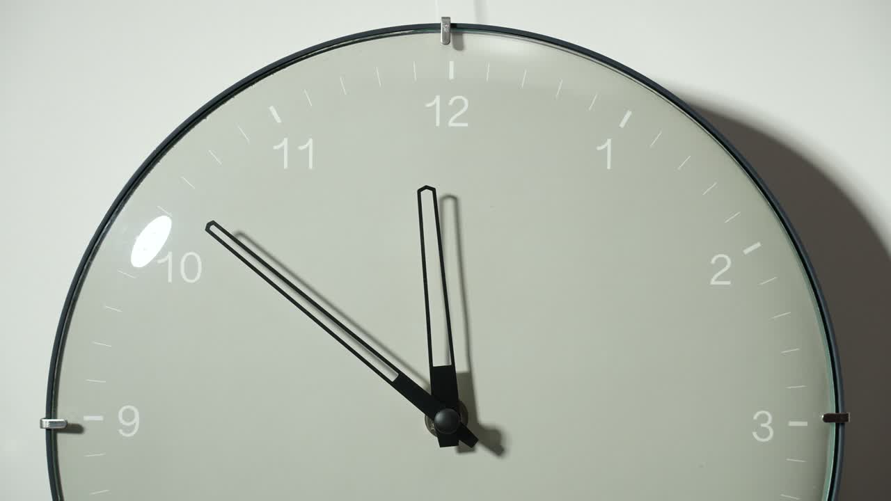 Orologio da parete su sfondo bianco. Time lapse