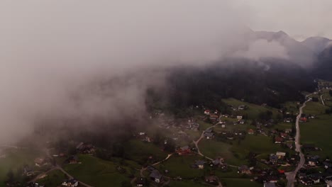 vista aérea de la aldea de las montañas de niebla