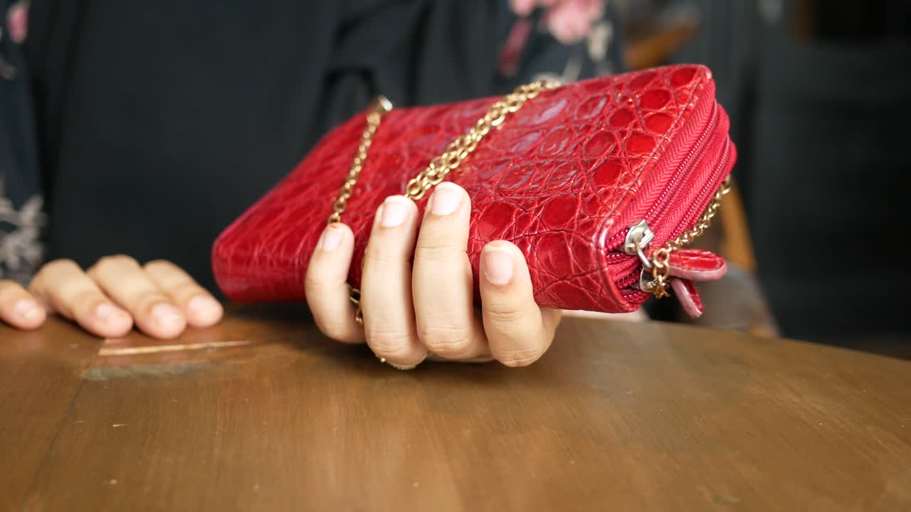 빨간 가죽 지갑 을 들고 있는 여자