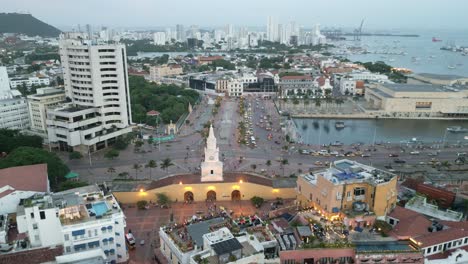 avión no tripulado vuela sobre la ciudad de cartagena colombia catedral a la luz del día panorámica de la ciudad colonial turística en latinoamérica