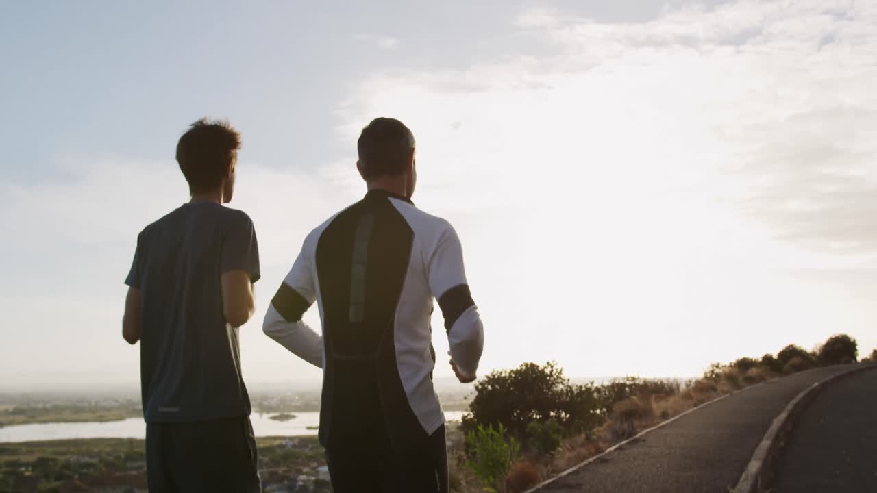 아버지 와 젊은 성인 아들 이 함께 야외 활동 을 즐기고 있다