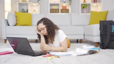 estudiante con malos resultados en los exámenes.