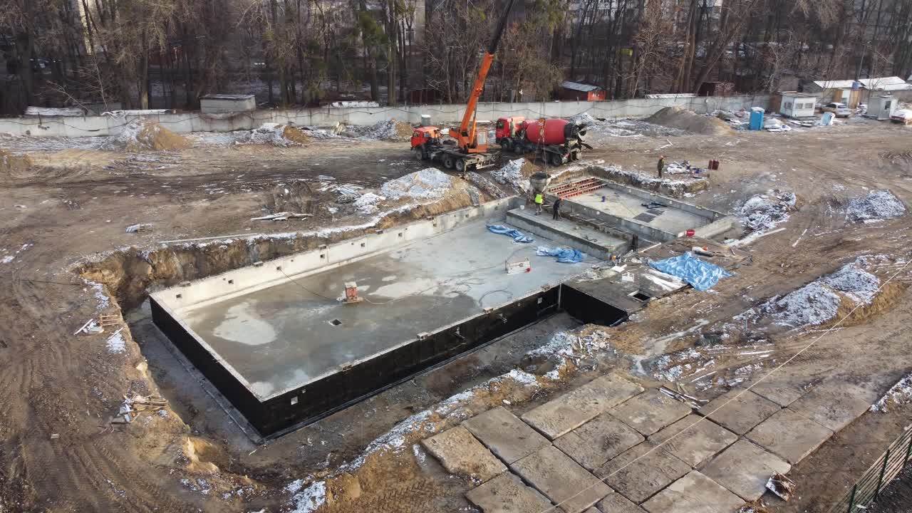 drones aéreos de un sitio de construcción de una piscina, bloques de hormigón de encofrado ya terminados y adhesivos de construcción, escalones ya preparados y listos para el relleno de hormigón.