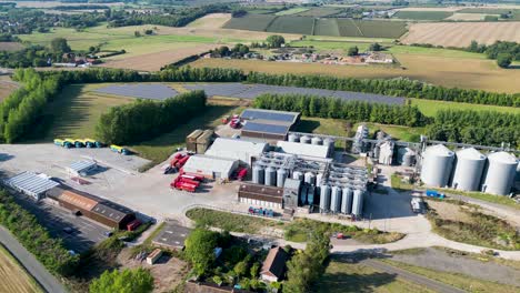 Dolly-Vista-Derecha-Desde-Un-Dron-De-Una-Planta-De-Procesamiento-Industrial-En-El-Campo-De-Kent-Con-Silos