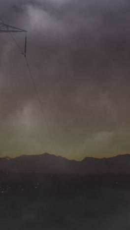 animación de una tormenta con relámpagos rosados y nubes grises sobre pilares eléctricos