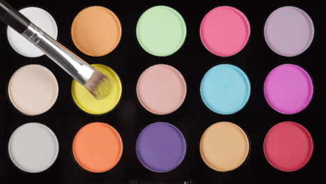 paleta de sombra de ojos colorida con pincel