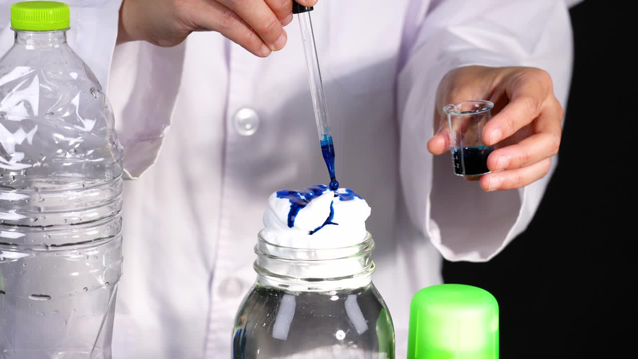 demostración de la formación de nubes utilizando crema de afeitar y tinte