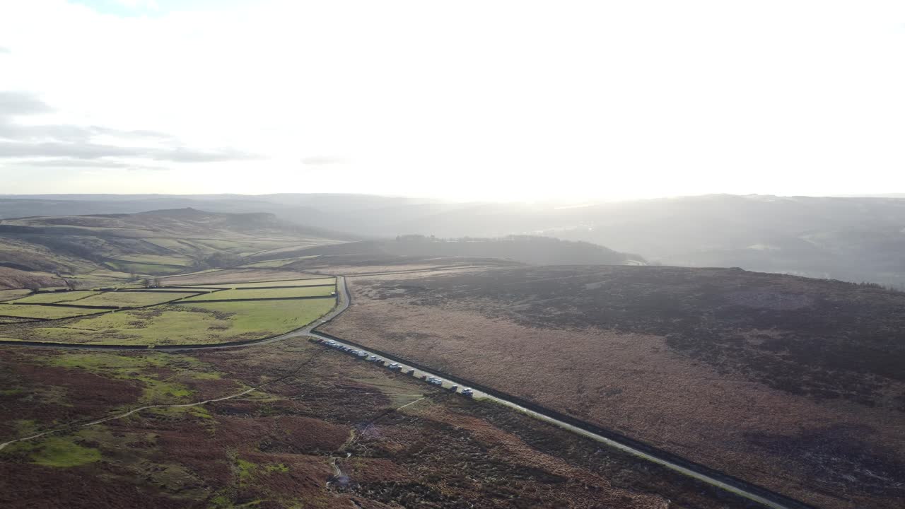 추운 겨울 저녁 피크 지역 중심부의 들판과 언덕