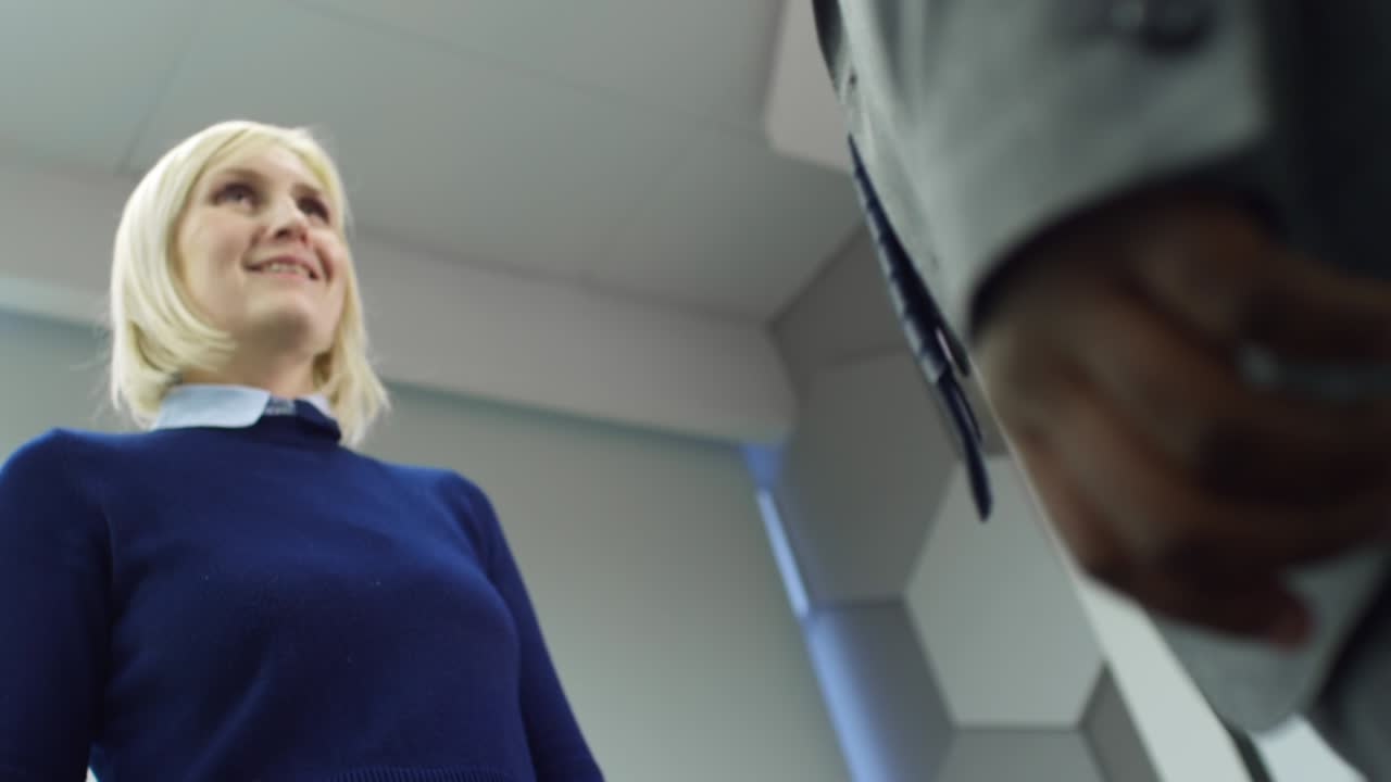 Donna d'affari che stringe la mano a un imprenditore africano