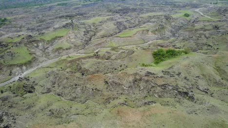 desde imponentes acantilados hasta oasis ocultos anidados en el corazón del desierto, cada cuadro revela una nueva maravilla que espera ser descubierta.