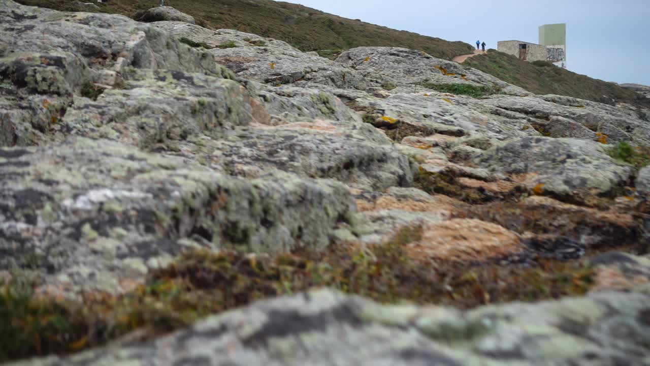 Klipper og hav. La Coruña. Spanien. Atlanterhavet