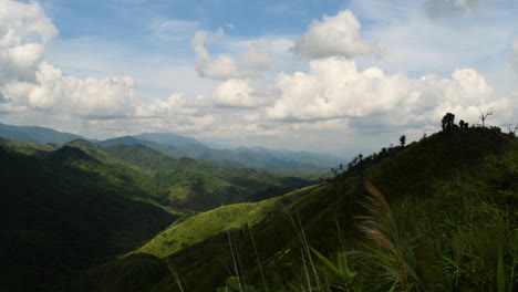 Las-Nubes-Que-Se-Mueven-Y-Arrojan-Sombras-Sobre-Las-Montañas-Es-Un-Lapso-De-Tiempo-Tomado-De-Una-De-Las-Cordilleras-Más-Altas-Del-Parque-Nacional-Mae-Wong,-Al-Norte-De-Tailandia