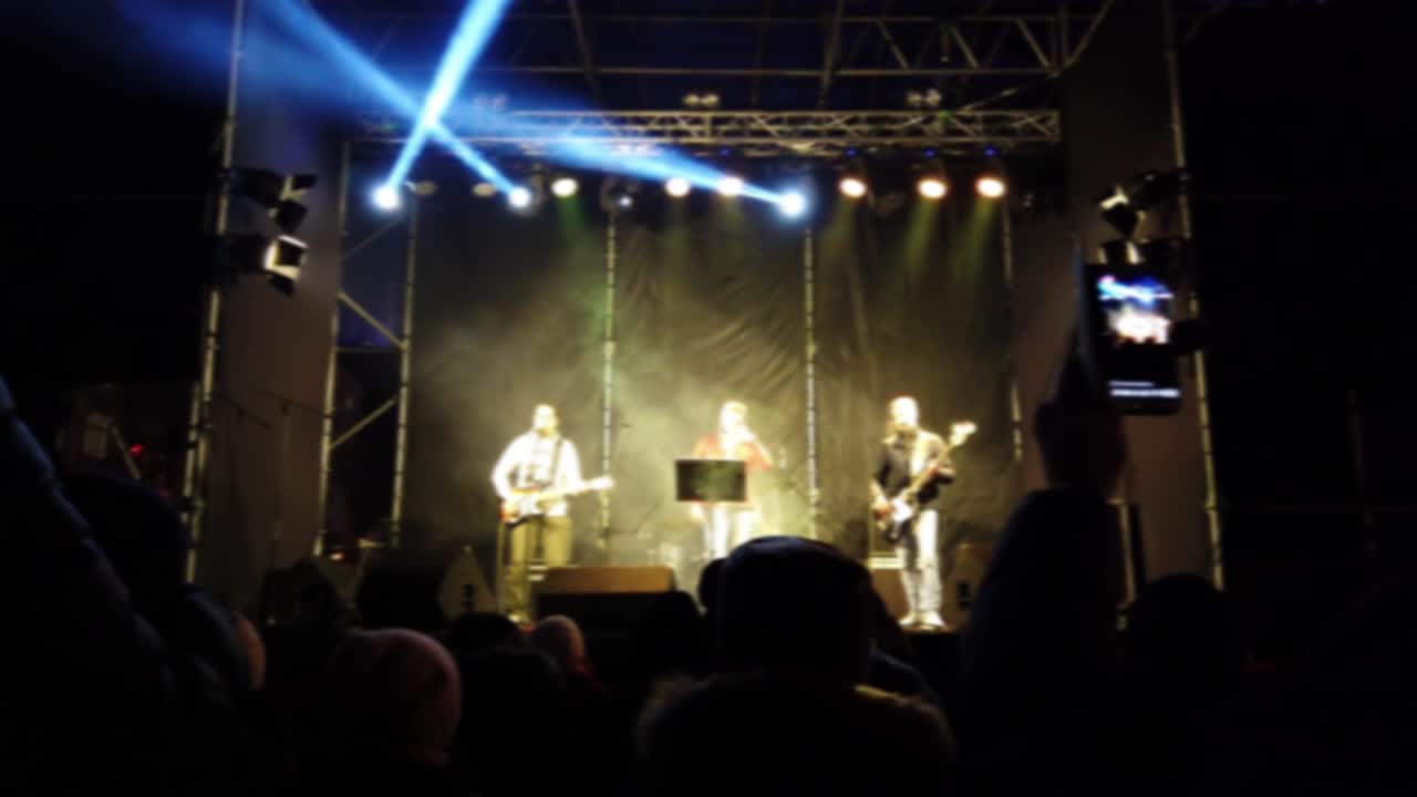 Filmagem do concerto no palco. Fora de foco