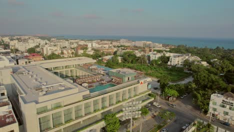 Drone-Avanzando-Sobre-Una-Ciudad-En-La-Riviera-Maya-Con-El-Espectacular-Mar-Como-Telón-De-Fondo