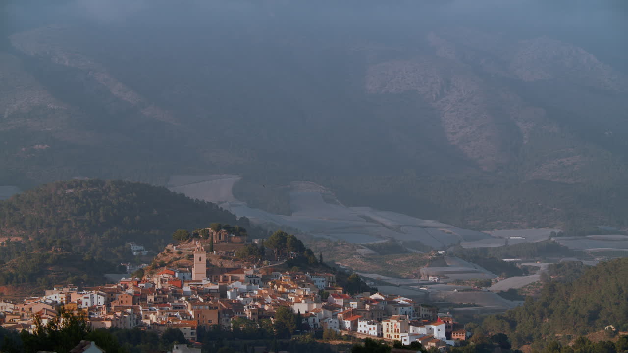 vista polop con casas y paisajes de montaña españa