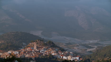 Polop-Ansicht-Mit-Häusern-Und-Berglandschaft-Spanien