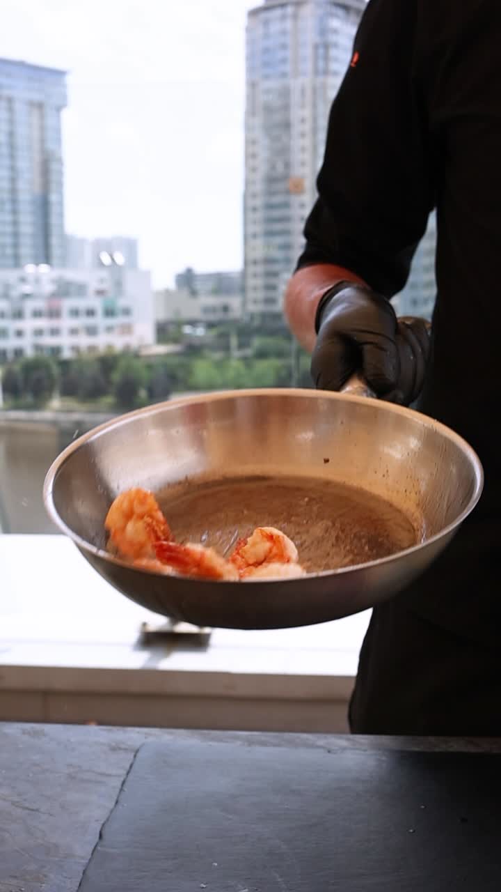 맛있는 새우를 준비하는 셰프