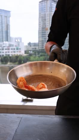 el chef está preparando deliciosos camarones.