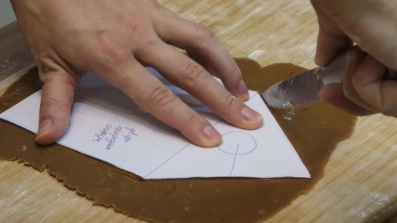 haciendo galletas de pan de jengibre
