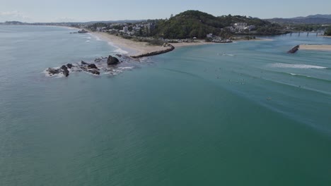 在澳洲昆士蘭金海岸的平靜水域的風景如畫的海灘上衝浪