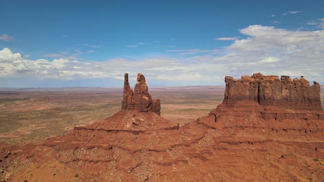 Eine-Große-Felsformation-Ragt-Prominent-In-Der-Monument-Valley-Wüste-In-Der-Nähe-Von-Mexican-Hat,-UT,-An-Der-Grenze-Zwischen-Arizona-Und-Utah-Hervor