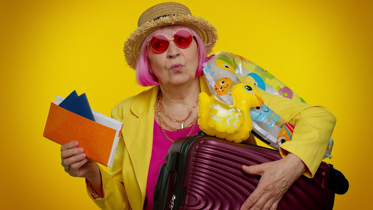 descontento cansado aburrido viajero turista abuela mayor