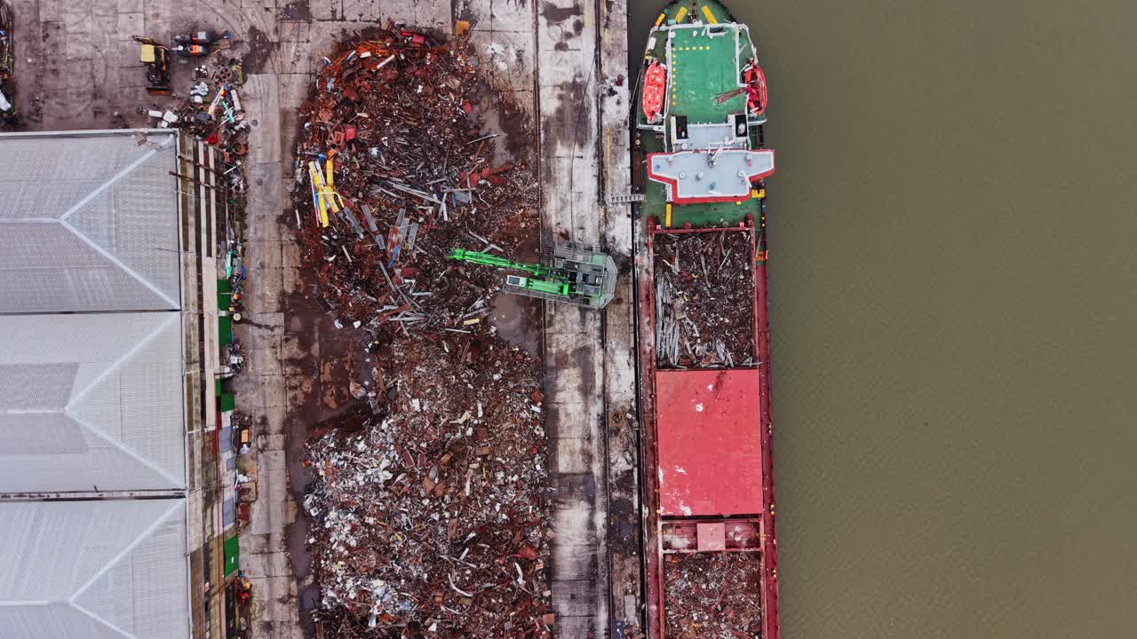 Attività del cantiere navale al terminal merci con una nave che carica materiali