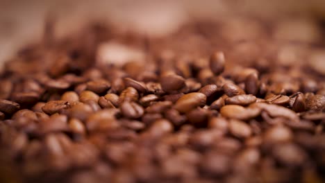 Kaffeebohnen-Fallen-In-Einen-Haufen-4k-Zeitlupe
