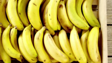 Frische-Bananen-In-Holzkiste-Angeordnet
