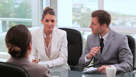 mujer de negocios hablando con gerentes