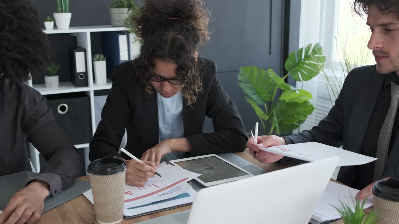 Colegas de trabalho fazendo papelada no escritório