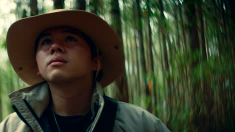 hombre en un bosque