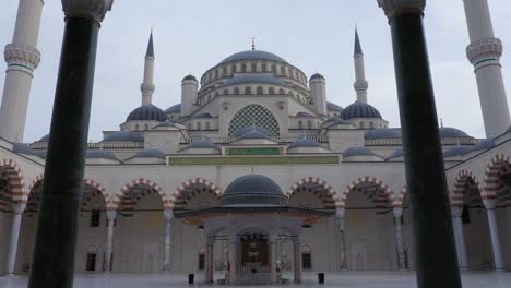vista aérea de la mezquita de camlica en estambul en el ramadán