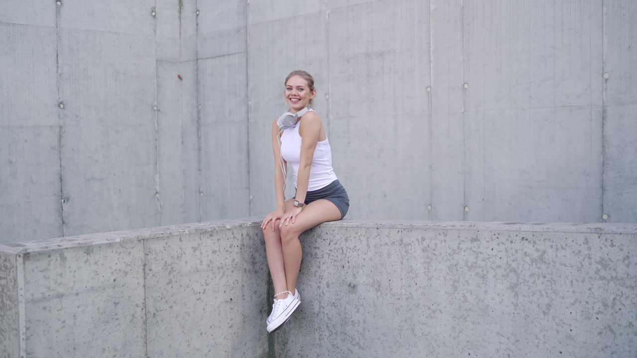 야외에 앉아 있는 여자