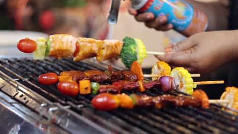 espigas a la parrilla preparadas en un puesto de comida