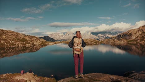 niña mirando montaña lago nero madonna di campiglio