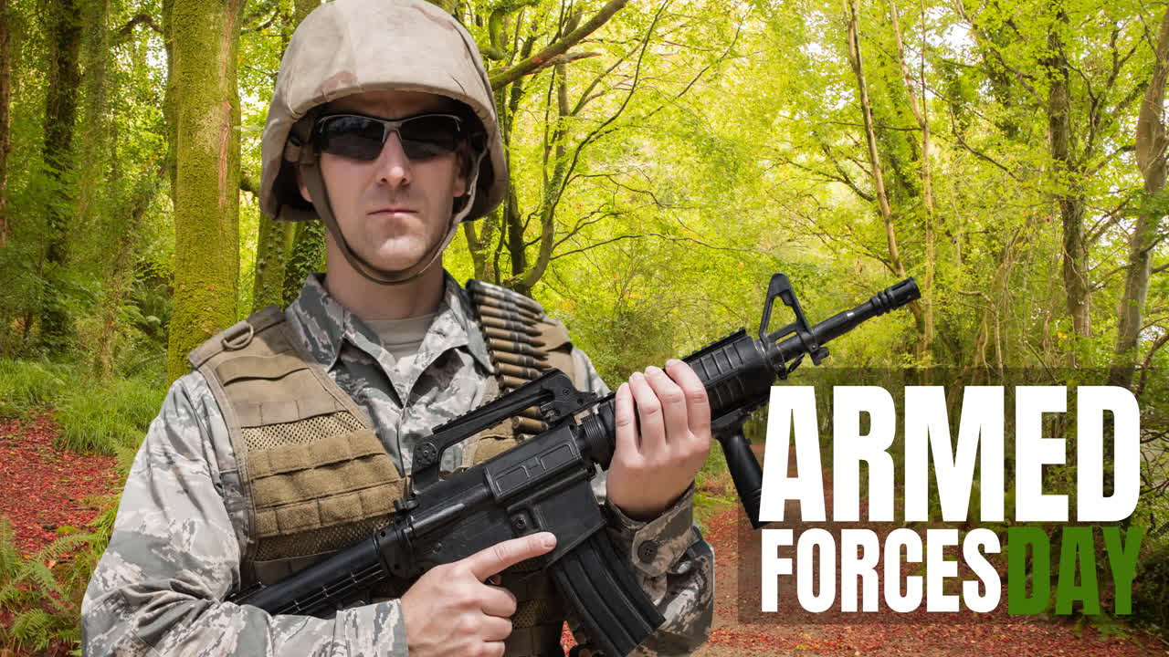 animación de las fuerzas armadas texto del día sobre soldado masculino caucásico