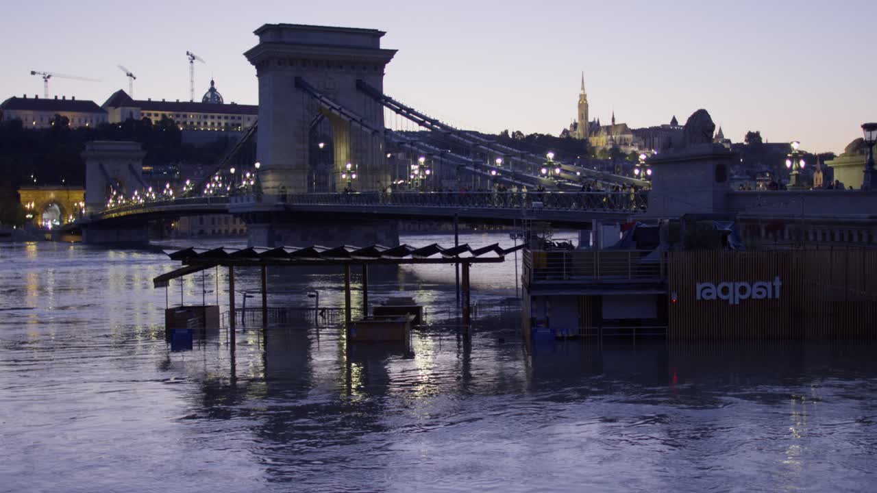 Liberty bride with lights on view during the danube flood of 2024, from Pest side