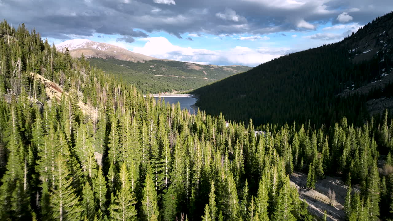Veduta aerea del Lago Montgomery circondato da alberi nelle Montagne Rocciose del Colorado