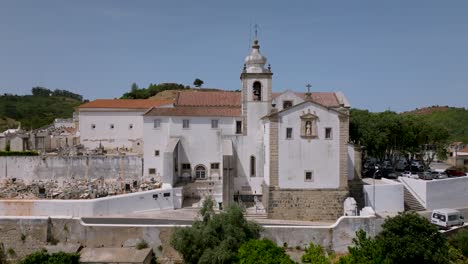 Drohnenaufnahme-Einer-Alten-Kirche,-Die-An-Einen-Friedhof-In-Portugal-Angeschlossen-Ist