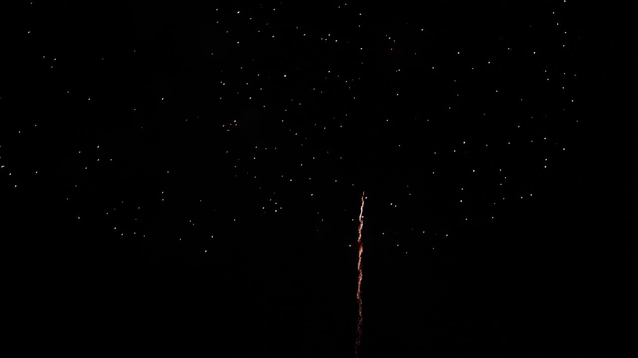 하늘을 배경으로 밤에 화려한 불꽃놀이