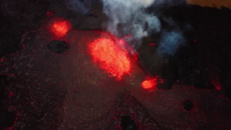 widok z lotu ptaka na erupcję magmy i lawy w dolinie meradaliru, z wulkanu fagradalsfjall, z wydobywającym się dymem