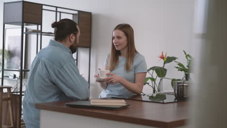 Attraktive-Brünette-Frau-Hat-Ein-Interessantes-Gespräch-Mit-Einer-Jungen-Frau,-Während-Sie-Einen-Kaffee-Trinkt