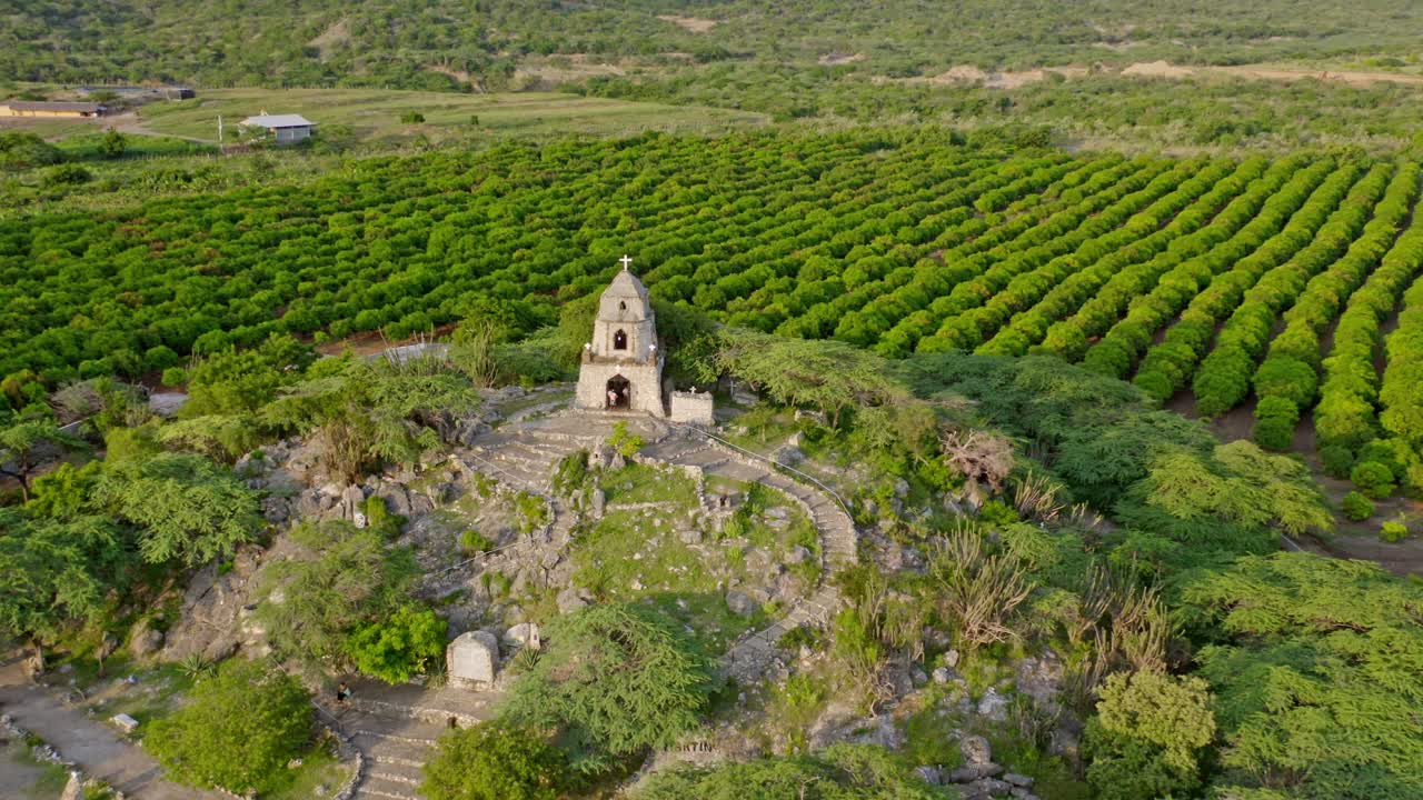 panorama del santuario san martin de porres con tierras rurales de cultivo de mango en las tablas, bani, república dominicana