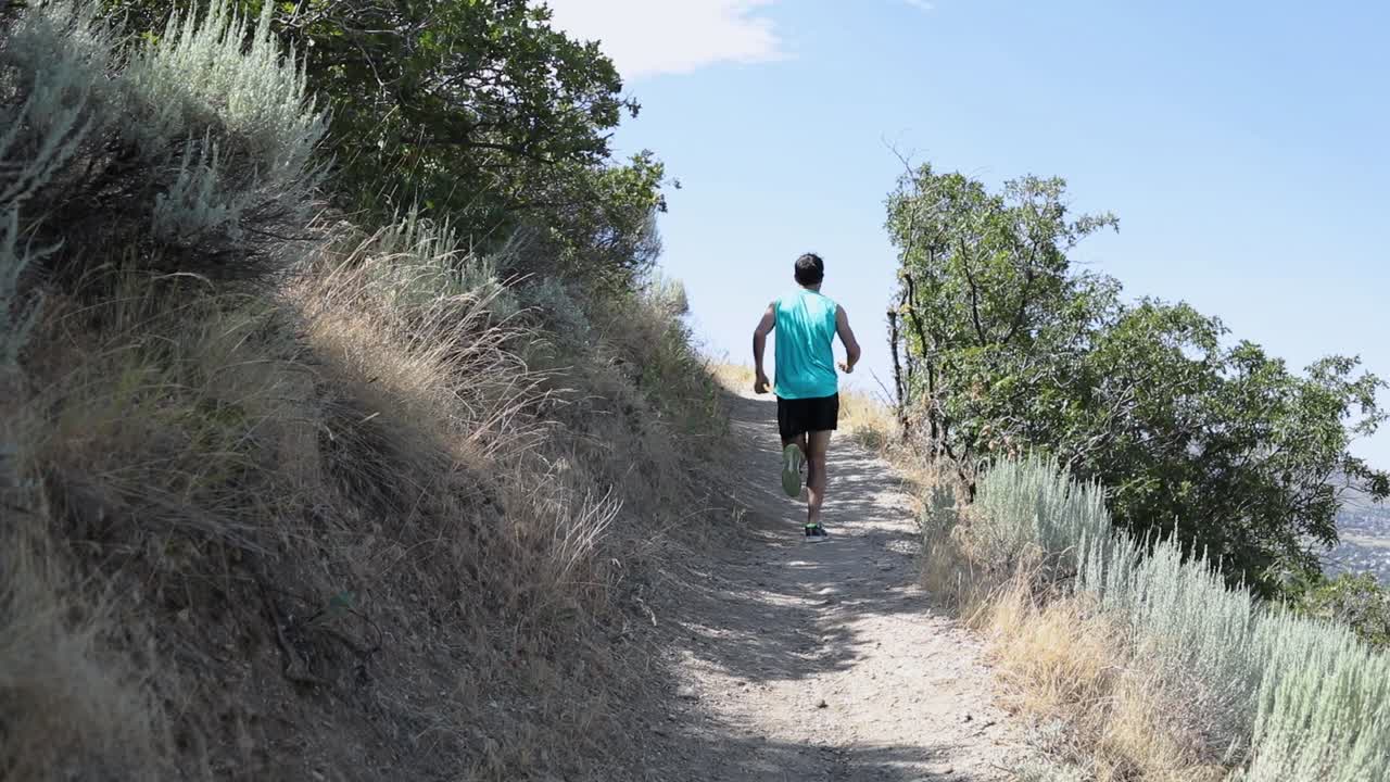 foto de un hombre activo corriendo por los senderos al aire libre de draper city, utah