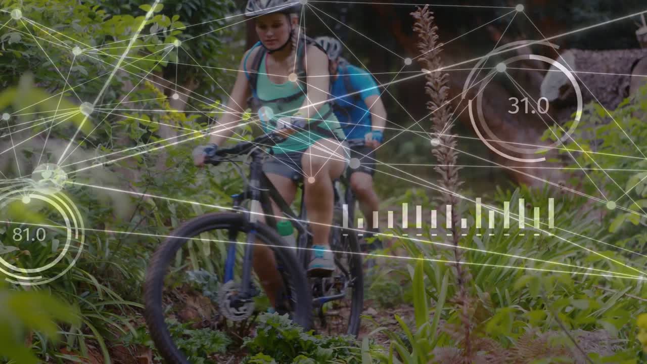 Ciclista in testa che pedala in discesa, con un altro ciclista maschio al seguito, mentre un HUD tecnologico e barre visualizzano la velocità.