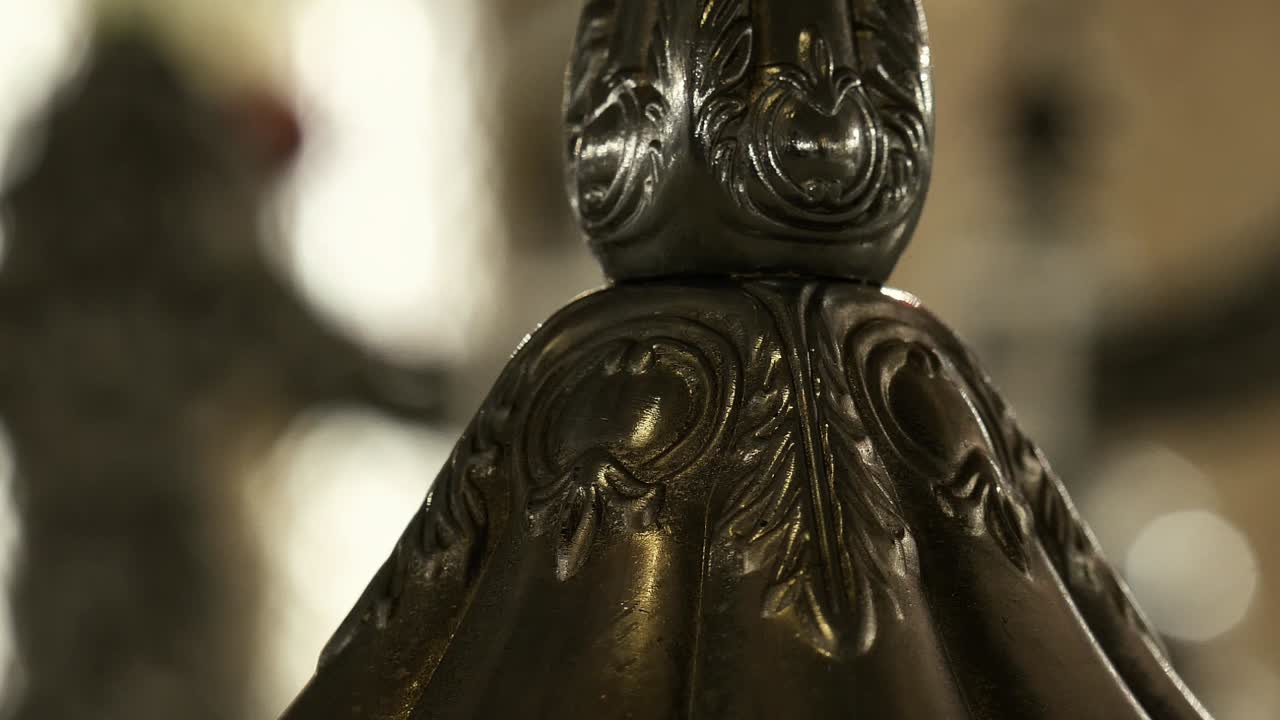 бронзовое украшение с гравировкой