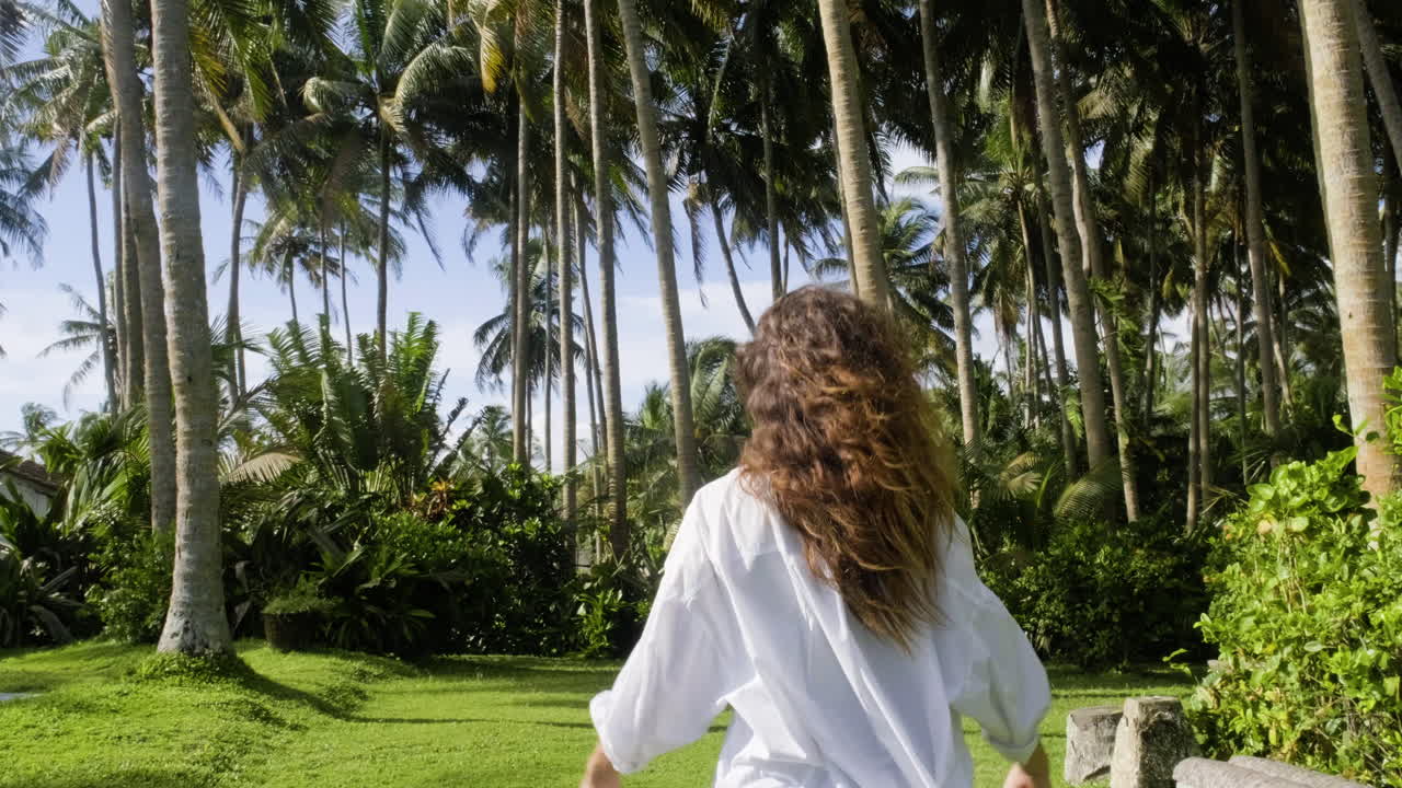 женщина в купальниках в саду