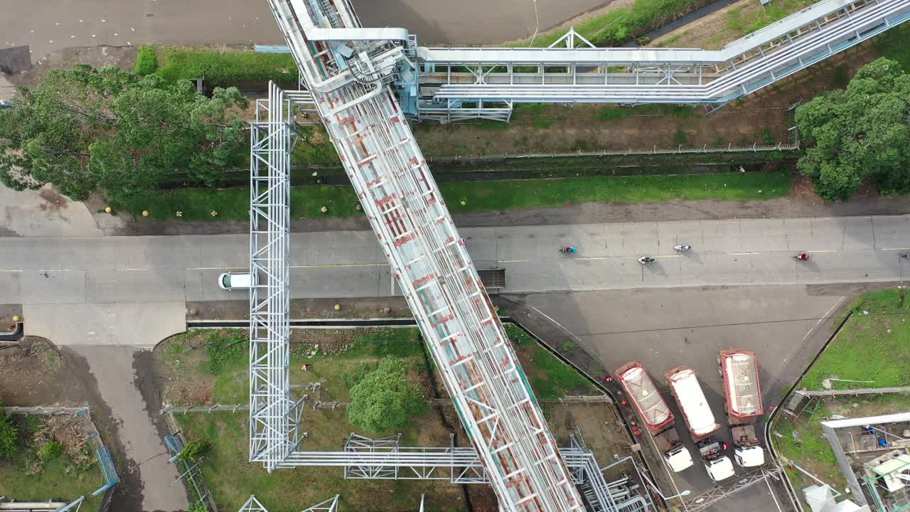 воздушный вид промышленных трубопроводов и транспортной сети